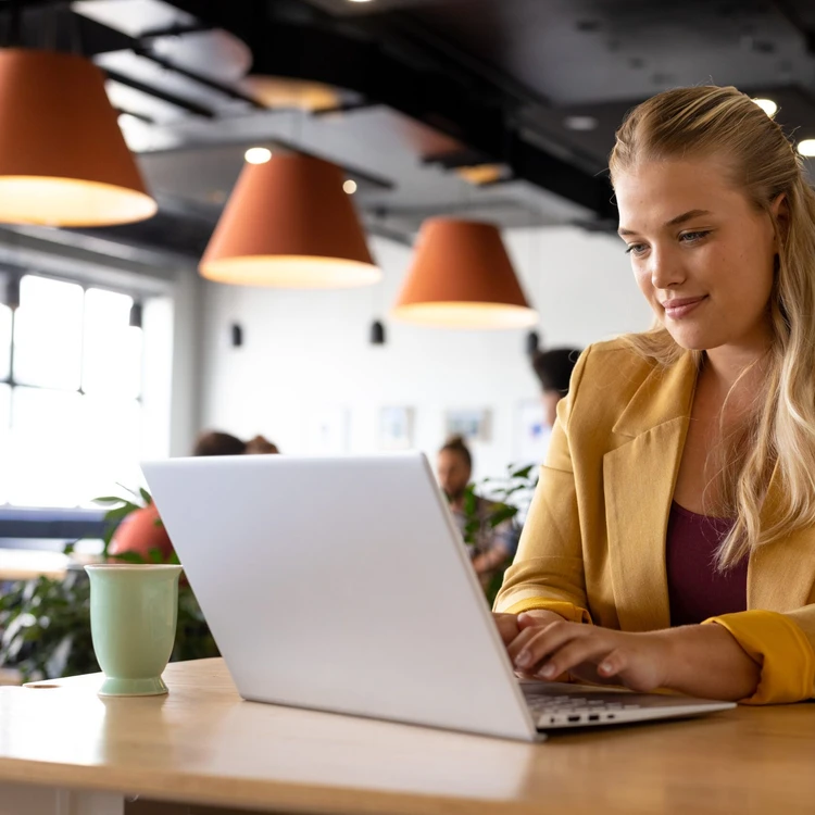 Fotografia allieva w.academy segue le prime lezioni dei Master in Social Media Marketing e Export Management in modalità live streaming da casa