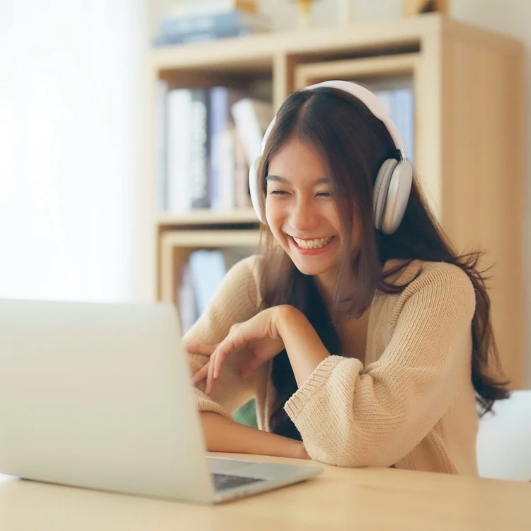 Fotografia giovane studentessa marchigiana durante una lezione online grazie al voucher della Regione Marche per i Master Universitari di w.academy