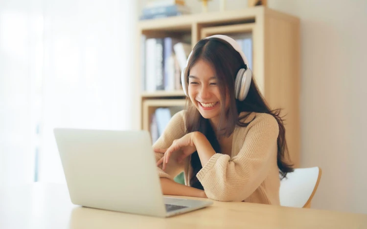 Fotografia giovane studentessa marchigiana durante una lezione online grazie al voucher della Regione Marche per i Master Universitari di w.academy